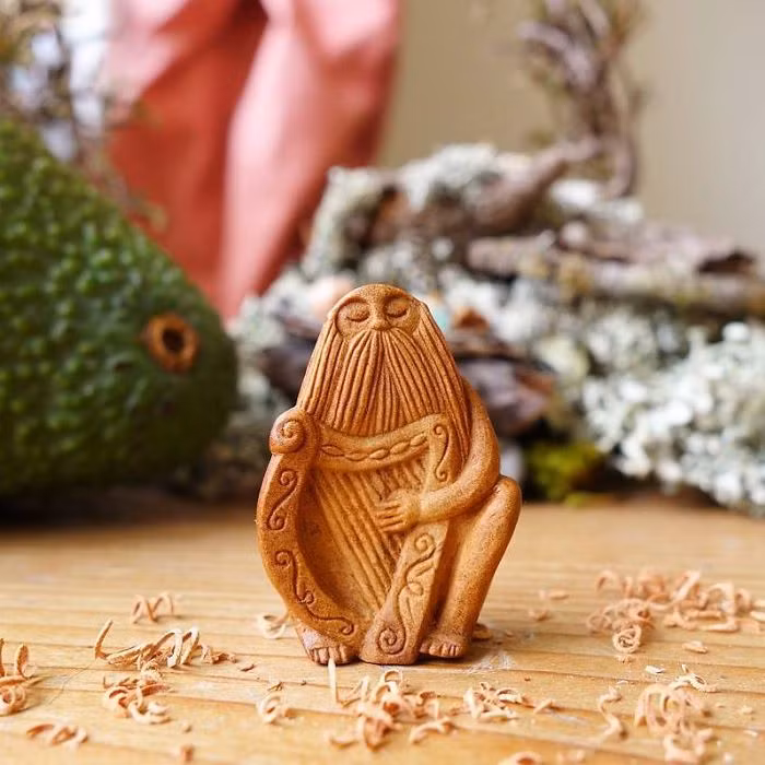 ngo ngang cac tac pham nghe thuat dieu khac tren hat bo