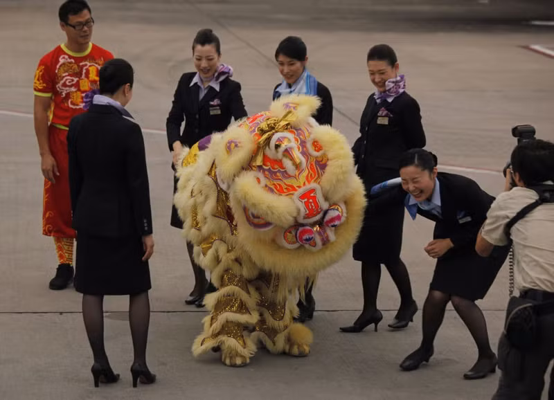 ngam dong phuc tiep vien hang khong tren khap the gioi