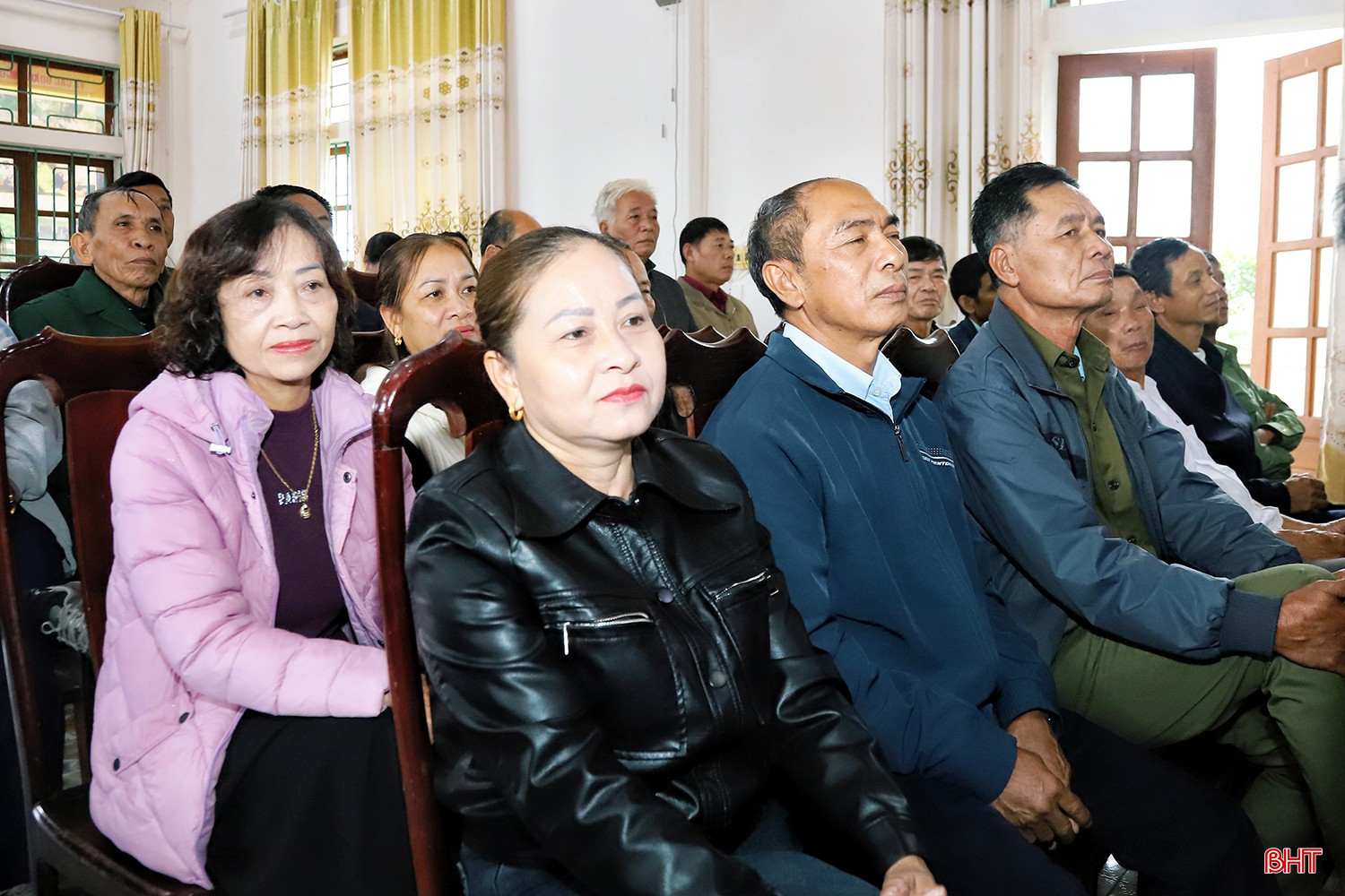 Cử tri theo dõi chương trình hành động của các ứng cử viên.