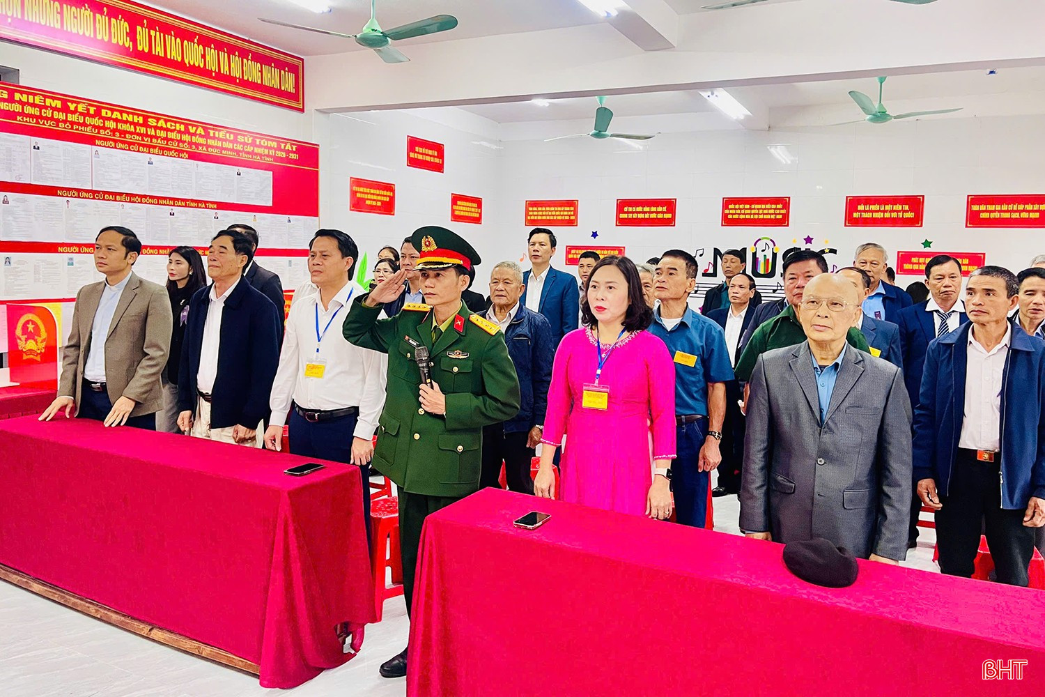 Tại khu vực bỏ phiếu số 3, đơn vị bầu cử số 3 (xã Đức Minh), các đại biểu, thành viên tổ bầu cử và đông đảo cử tri đã có mặt từ sớm để tham dự nghi lễ chào cờ.