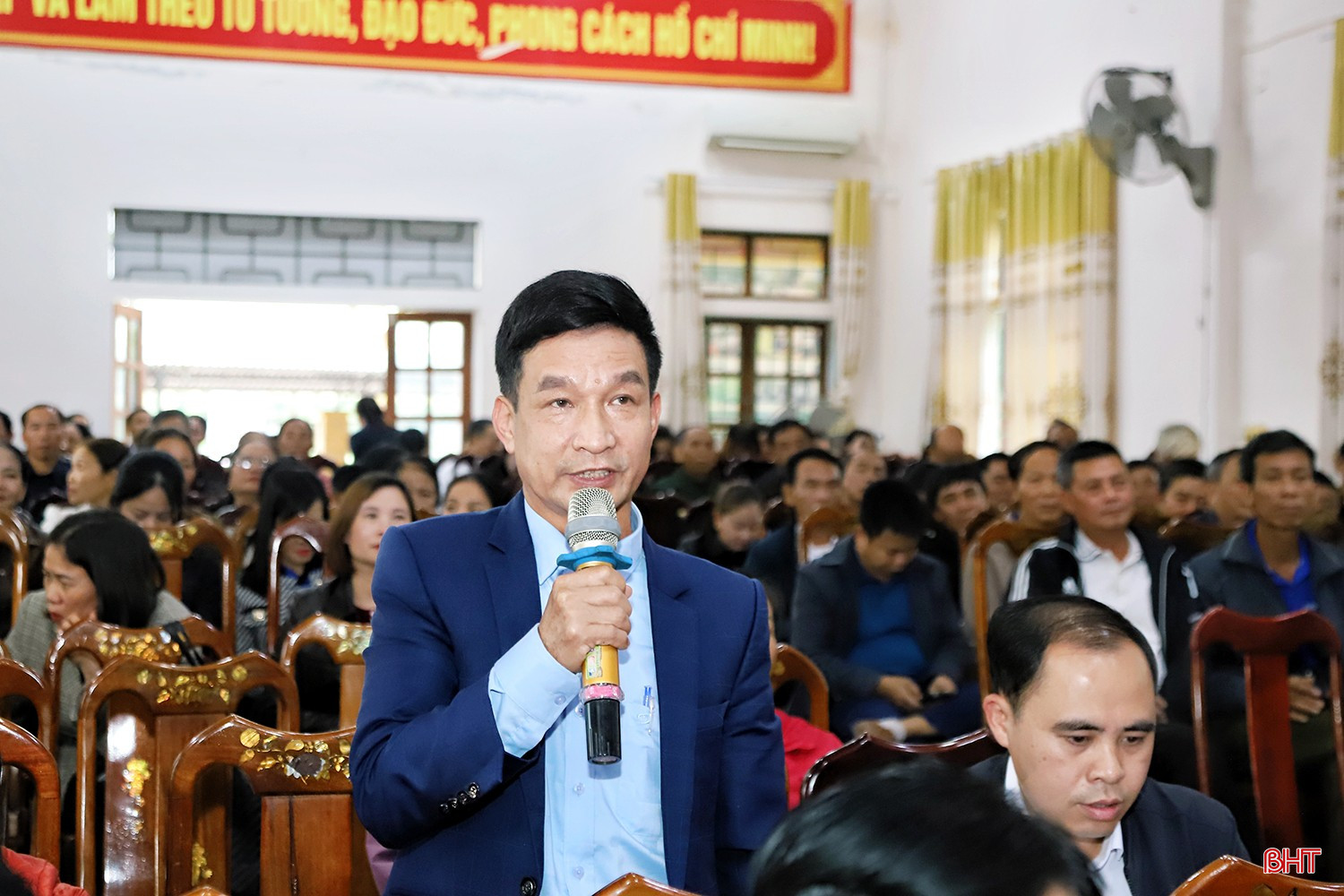 Cử tri Phan Đăng Đức (Phó Chủ tịch HĐND xã Đức Thịnh) trao đổi các nguyện vọng với người ứng cử.