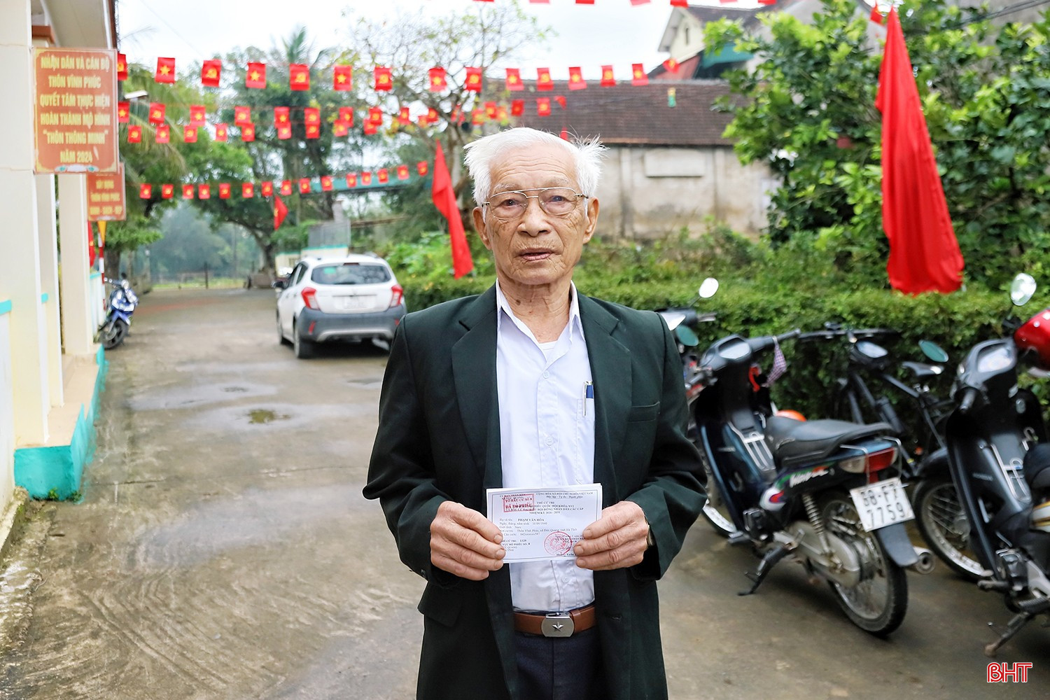 Ông Phạm Văn Hóa (thôn Vĩnh Phúc, xã Đức Quang) chia sẻ: “Năm nay tôi 87 tuổi, đã nhiều lần tham gia bầu cử, nhưng mỗi lần đi bỏ phiếu vẫn có những cảm xúc rất đặc biệt. Sáng nay, tôi đến điểm bỏ phiếu từ sớm và là một trong những cử tri đầu tiên thực hiện quyền bầu cử. Tôi hy vọng lá phiếu của mình sẽ góp phần lựa chọn được những đại biểu thật sự ưu tú, đại diện cho ý chí và nguyện vọng của Nhân dân".