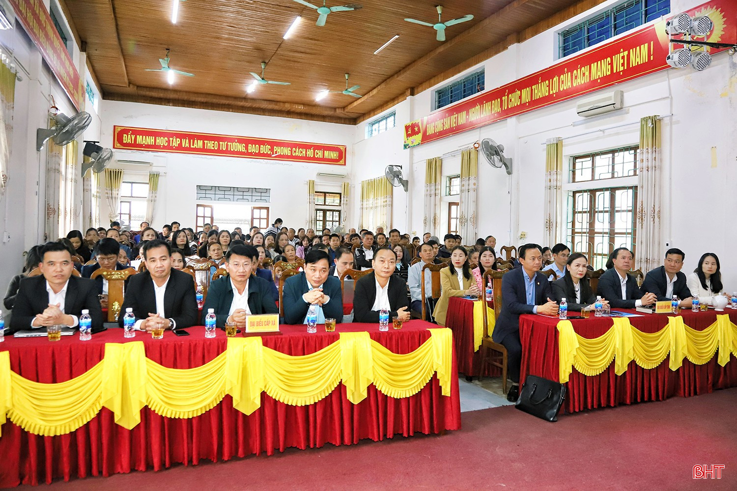 Các đại biểu dự hội nghị.