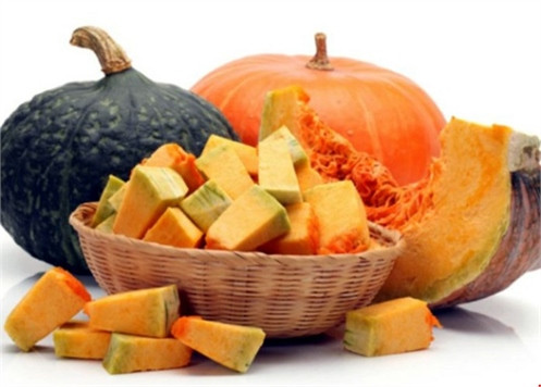 Bí đỏ: Một chén canh bí đỏ chứa ít calo, khoảng 80 calo nhưng cung cấp hơn 200% nhu cầu vitamin A, 33% vitamin C của cơ thể mỗi ngày. Bí đỏ còn giàu vitamin B6, kali.