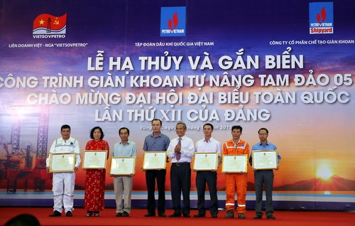 Trao bằng khen và phần thưởng cho một số tập thể, cá nhân tiêu biểu của đơn vị thực hiện dự án - PV Shipyard. Ảnh: VGP/Nguyên Linh