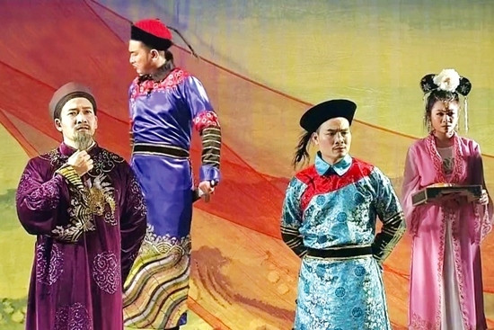 Hình ảnh Nguyễn Du đi sứ Trung Quốc trong vở chèo “Dòng lệ Tố Như” - công trình nghệ thuật được Nhà hát Chèo Việt Nam dàn dựng nhân kỷ niệm 250 năm ngày sinh Đại thi hào. Hình ảnh Nguyễn Du đi sứ Trung Quốc trong vở chèo “Dòng lệ Tố Như” - công trình nghệ thuật được Nhà hát Chèo Việt Nam dàn dựng nhân kỷ niệm 250 năm ngày sinh Đại thi hào.