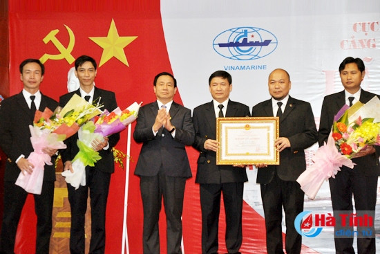 Bí thư Tỉnh ủy – Chủ tịch UBND tỉnh Lê Đình Sơn trao tặng Huân chương Lao động hạng ba cho Cảng vụ Hàng hải Hà Tĩnh