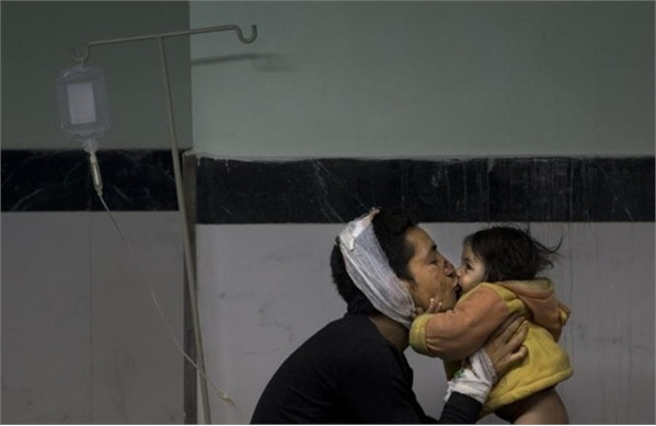 Những hình ảnh lay động trái tim nhất năm 2015 ảnh 7