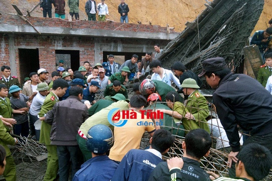 Sập giàn giáo thi công cây xăng, 8 người thương vong ảnh 1