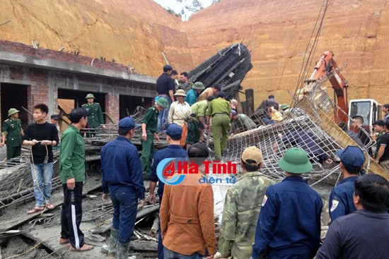 Sập giàn giáo thi công cây xăng, 8 người thương vong ảnh 2