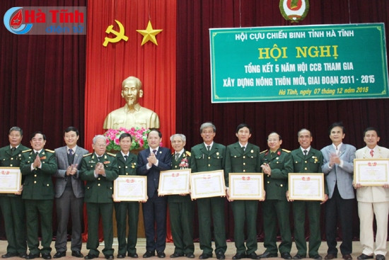 Lãnh đạo tỉnh, Hội CCB tỉnh trao giấy khen cho các tập thể, cá nhân có thành tích xuất sắc trong tham gia xây dựng NTM giai đoạn 2011 – 2015.