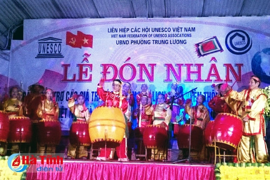 Nghi lễ đánh trống hội của các CLB Dân ca ví, giặm thuộc các huyện Thạch Hà, Can Lộc và Thanh Chương (tỉnh Nghệ An) chào mừng buổi lễ.