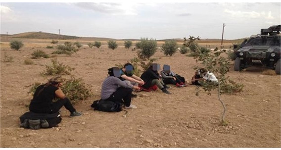 Các phần tử IS bị lực lượng an ninh Thổ Nhĩ Kỳ bắt giữ. Ảnh: DHA