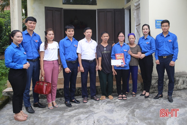 Tặng quà cho thí sinh hoàn cảnh khó khăn trước Kỳ thi tốt nghiệp THPT ở Hà Tĩnh