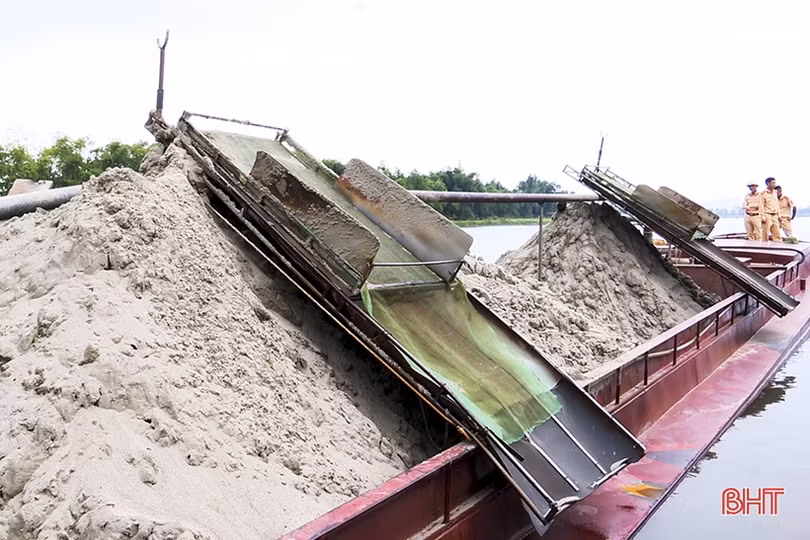 Nổ súng trấn áp 5 sà lan khai thác cát trái phép trên sông Lam đoạn qua Đức Thọ