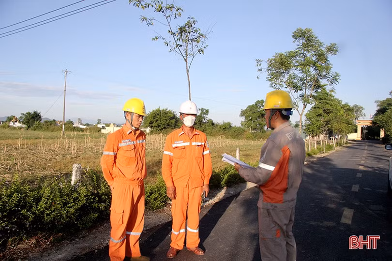 Công nhân Điện lực Nghi Xuân “đội nắng” duy trì nguồn điện trong mùa nóng