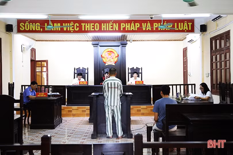 Làm giả giấy tờ ô tô để lừa vay tiền, hai cậu cháu lĩnh 13 năm 6 tháng tù giam