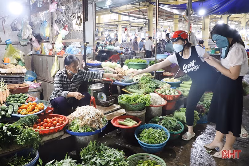 Thời tiết nắng nóng, cước vận chuyển tăng, rau xanh tại Hà Tĩnh “đội” giá