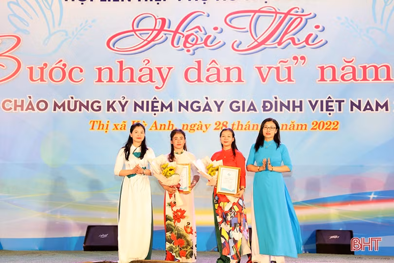 Hội Phụ nữ xã Kỳ Hoa giành giải xuất sắc Hội thi bước nhảy dân vũ TX Kỳ Anh