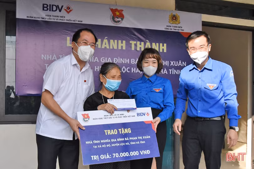 Bà con lương - giáo ở Lộc Hà chung tay xây dựng nông thôn mới