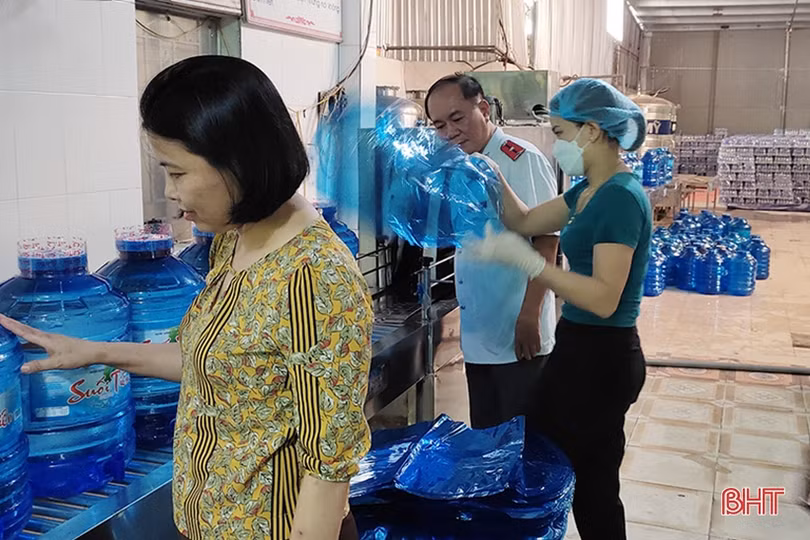 Cơ sở nước uống đóng chai ở Hà Tĩnh “ăn nên làm ra” mùa nắng nóng