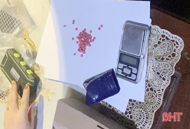 Thu giữ 104 viên hồng phiến tại nhà riêng của một đối tượng nghiện ở Đức Thọ