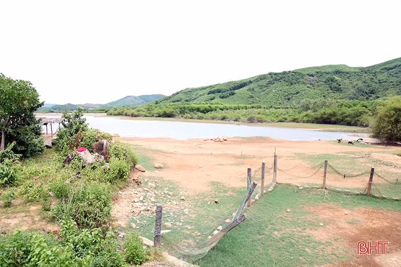 Hố tiêu năng hồ Cỏ Lăn sạt lở nghiêm trọng, nguy cơ ảnh hưởng đường ven biển Hà Tĩnh