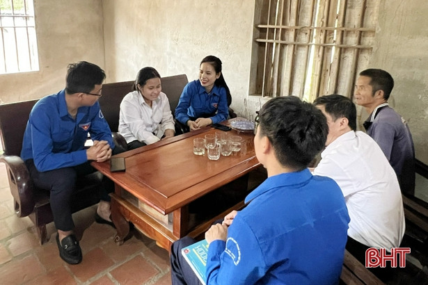 Tặng quà cho thí sinh hoàn cảnh khó khăn trước Kỳ thi tốt nghiệp THPT ở Hà Tĩnh