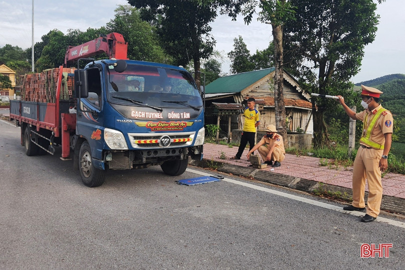 Phạt 14 triệu đồng 2 tài xế chở quá tải trọng
