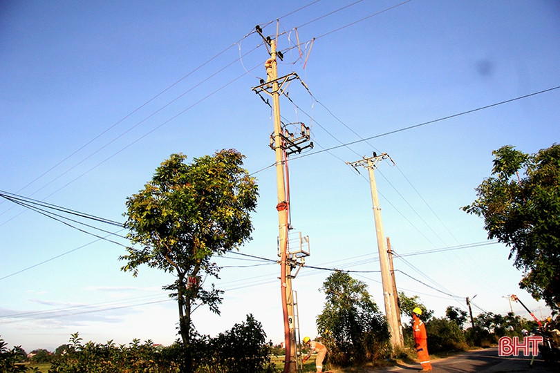 Công nhân Điện lực Nghi Xuân “đội nắng” duy trì nguồn điện trong mùa nóng