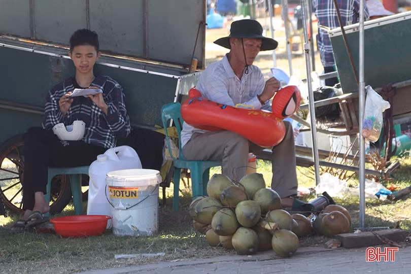 Những nghề phụ “ăn nên làm ra” trong mùa du lịch biển ở Hà Tĩnh
