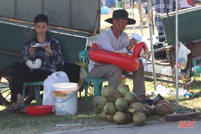 Những nghề phụ “ăn nên làm ra” trong mùa du lịch biển ở Hà Tĩnh