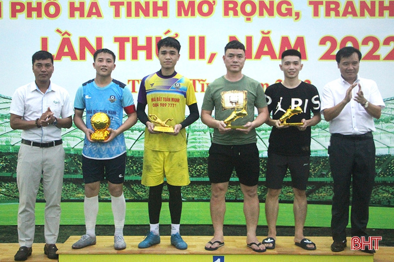 Đội FC Coalition vô địch Giải Bóng đá nam TP Hà Tĩnh tranh Cup Huda