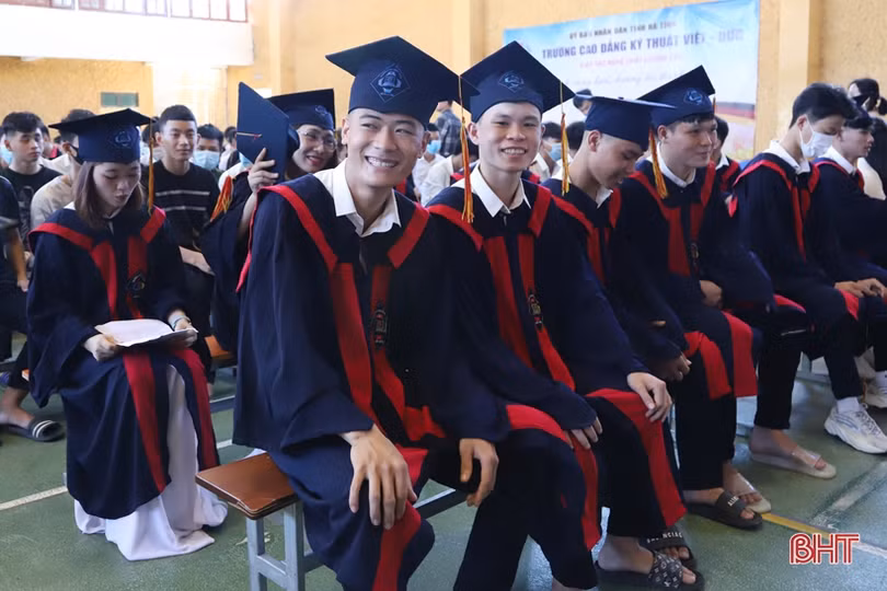 Cao đẳng Kỹ thuật Việt - Đức trao bằng tốt nghiệp cho hơn 1.200 HSSV