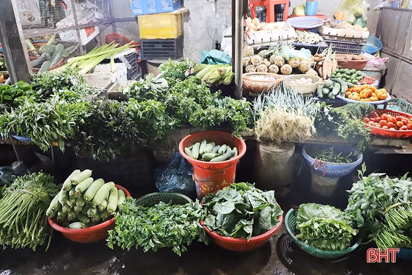 Thời tiết nắng nóng, cước vận chuyển tăng, rau xanh tại Hà Tĩnh “đội” giá