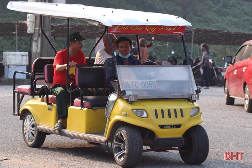 Những nghề phụ “ăn nên làm ra” trong mùa du lịch biển ở Hà Tĩnh