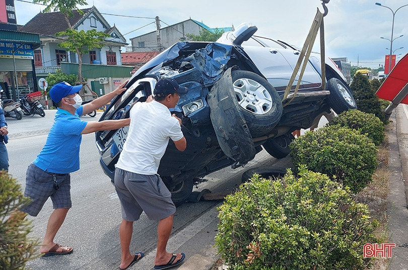 Xe bán tải lật nghiêng trên quốc lộ 1 ở Can Lộc