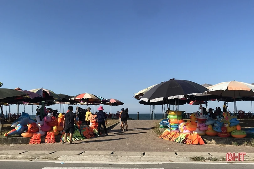 Những nghề phụ “ăn nên làm ra” trong mùa du lịch biển ở Hà Tĩnh