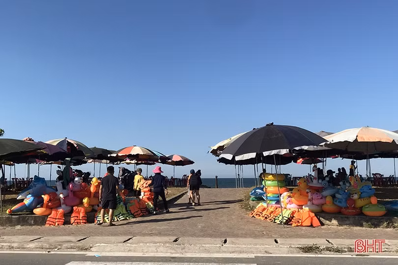 Những nghề phụ “ăn nên làm ra” trong mùa du lịch biển ở Hà Tĩnh