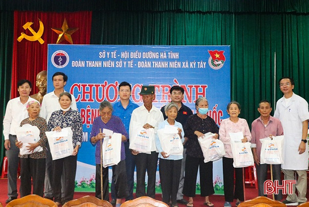 Khám, cấp thuốc miễn phí cho hơn 600 đối tượng chính sách, người có công ở huyện Kỳ Anh