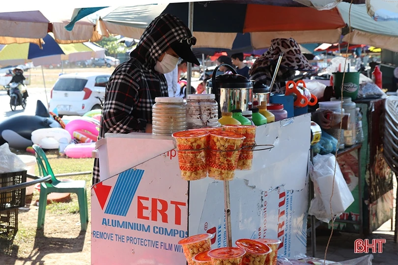 Những nghề phụ “ăn nên làm ra” trong mùa du lịch biển ở Hà Tĩnh