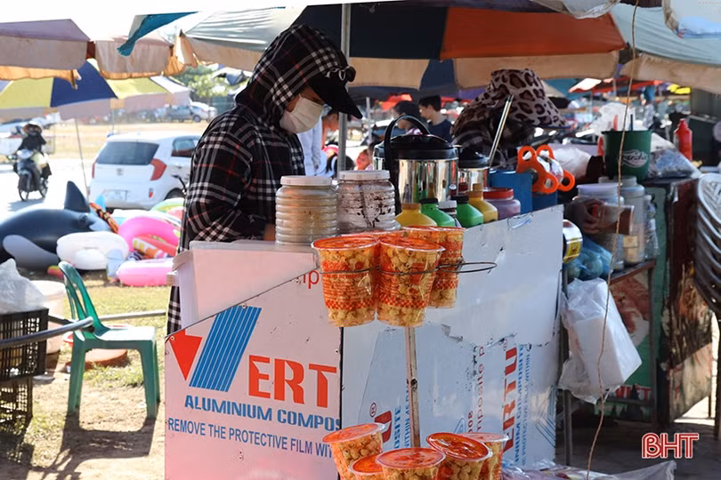 Những nghề phụ “ăn nên làm ra” trong mùa du lịch biển ở Hà Tĩnh