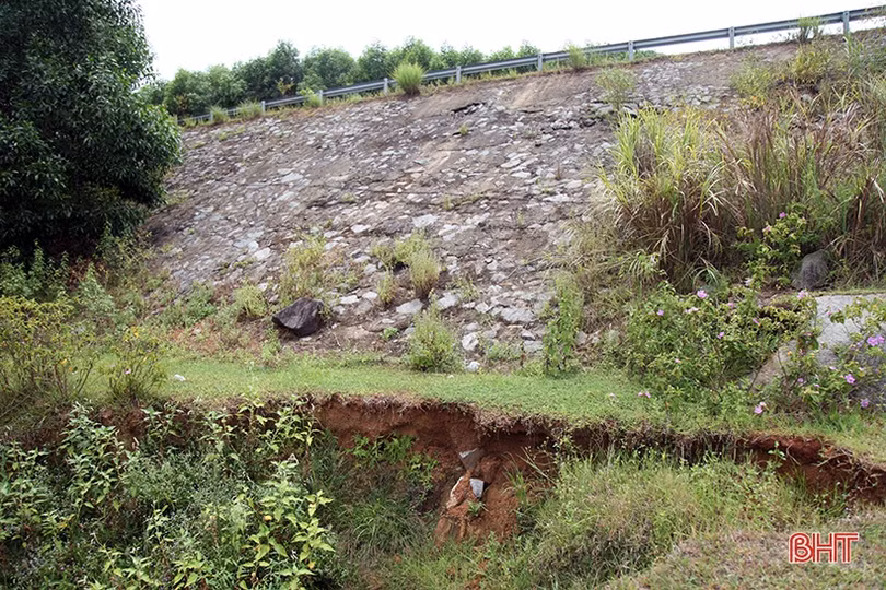 Hố tiêu năng hồ Cỏ Lăn sạt lở nghiêm trọng, nguy cơ ảnh hưởng đường ven biển Hà Tĩnh