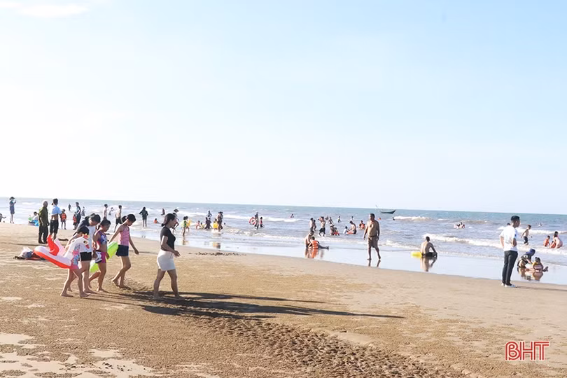 Biển sạch, hải sản tươi ngon - Thạch Hải đón hàng nghìn du khách 