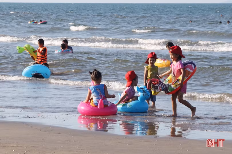 Những nghề phụ “ăn nên làm ra” trong mùa du lịch biển ở Hà Tĩnh