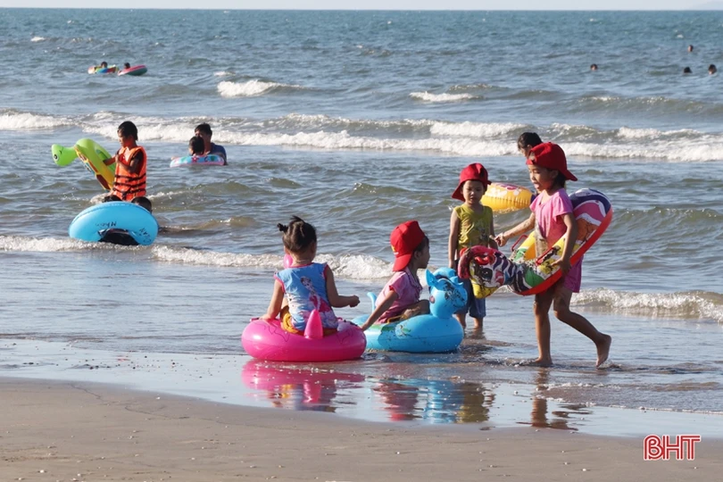 Những nghề phụ “ăn nên làm ra” trong mùa du lịch biển ở Hà Tĩnh