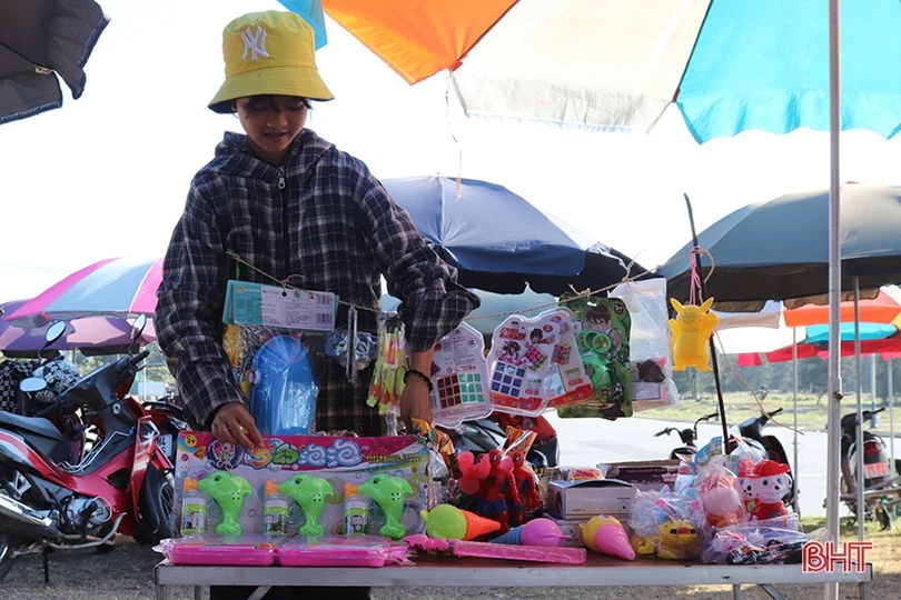 Những nghề phụ “ăn nên làm ra” trong mùa du lịch biển ở Hà Tĩnh