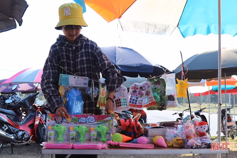 Những nghề phụ “ăn nên làm ra” trong mùa du lịch biển ở Hà Tĩnh