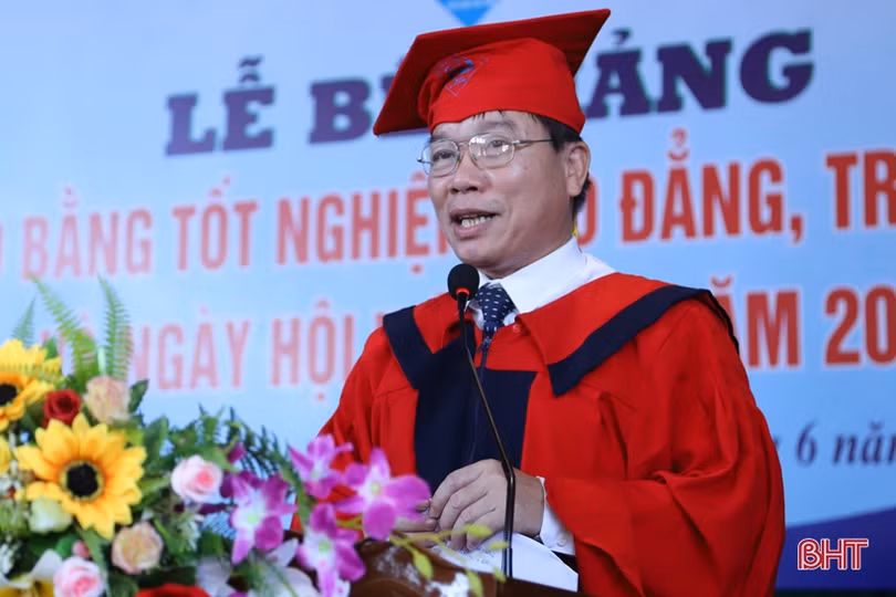 Cao đẳng Kỹ thuật Việt - Đức trao bằng tốt nghiệp cho hơn 1.200 HSSV