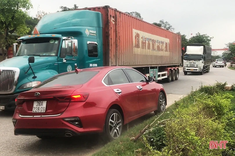 Xử lý bất cập tiềm ẩn nguy cơ tai nạn ở ngã ba Phúc Đồng